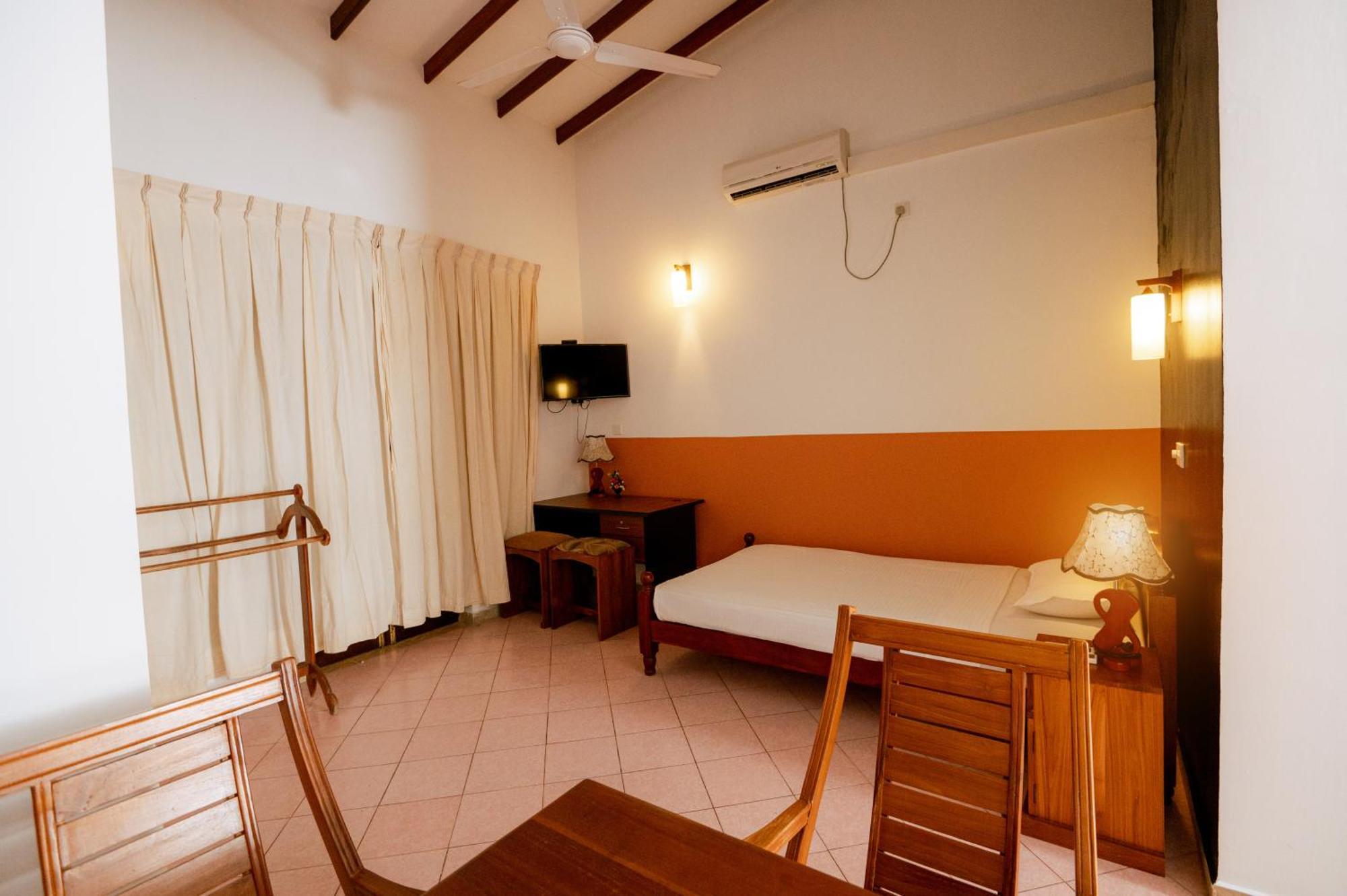 Prince Beach Hotel Bentota Extérieur photo