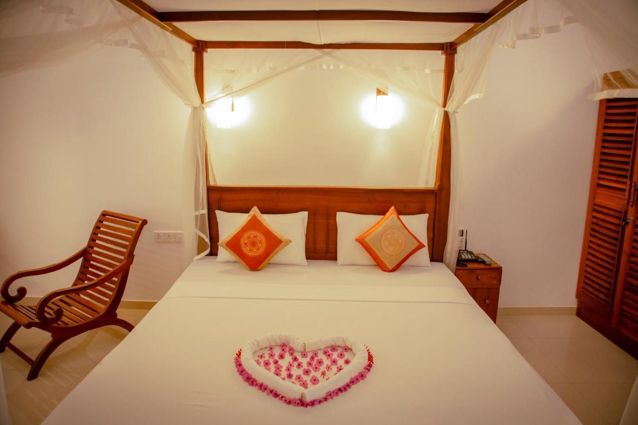 Prince Beach Hotel Bentota Extérieur photo