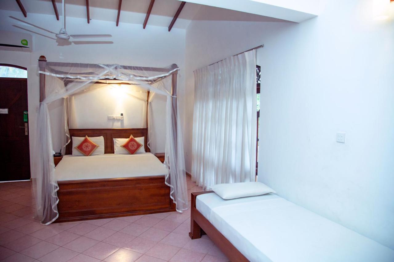Prince Beach Hotel Bentota Extérieur photo
