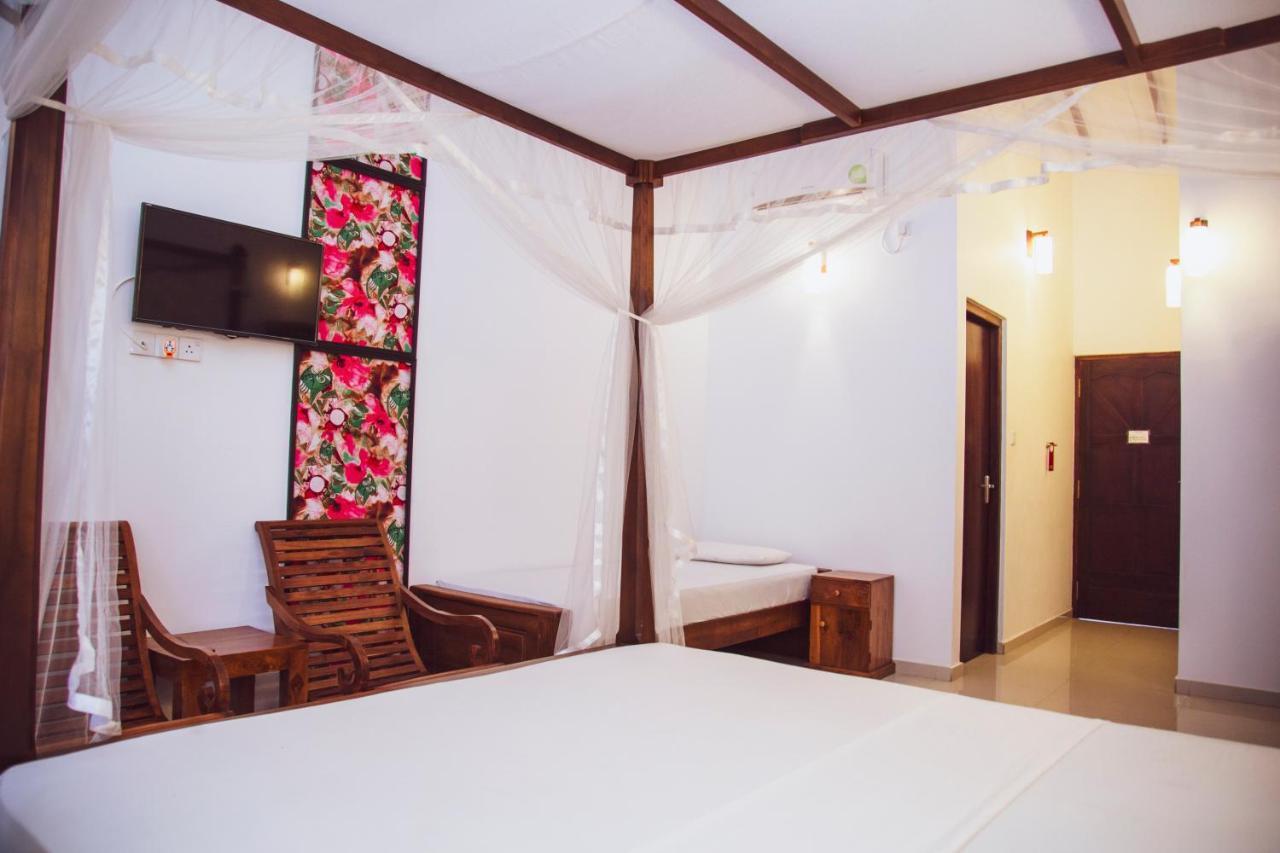 Prince Beach Hotel Bentota Extérieur photo